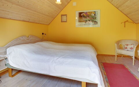 Ingwin - 250M to the Fjord: Slaapkamer, Bed, Interieur Ontwerp, Muur, Meubilair, Flooring, Hout, Verdieping, Laken, Geel