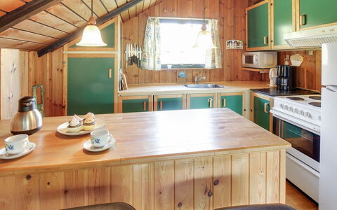 Ingwin - 250M to the Fjord: Hout, Keuken, Interieur Ontwerp, Plafond, Countertop, Flooring, Meubilair, Verdieping, Kamer, Beits