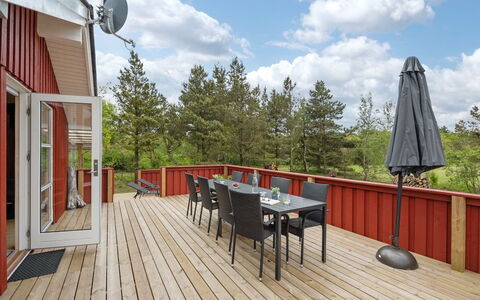 Halla - 200M to the Fjord: Meubilair, Interieur Ontwerp, Flooring, Hout, Verdieping, Plafond, Houten Vloer, Stoel, Tafel, Verlichting