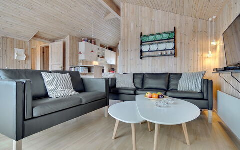 Halla - 200M to the Fjord: Meubilair, Interieur Ontwerp, Flooring, Hout, Verdieping, Plafond, Houten Vloer, Stoel, Tafel, Verlichting