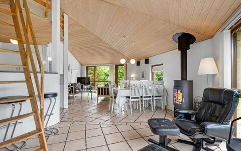 Reiner - 300M to the Fjord: Hout, Interieur Ontwerp, Plafond, Flooring, Verdieping, Meubilair, Woonkamer, Huis, Kamer, Deur