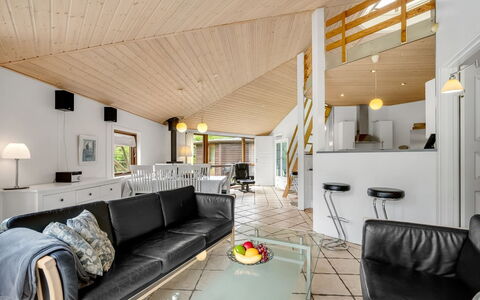 Reiner - 300M to the Fjord: Interieur Ontwerp, Plafond, Hout, Flooring, Meubilair, Bankstel, Verdieping, Woonkamer, Verlichting, Kamer
