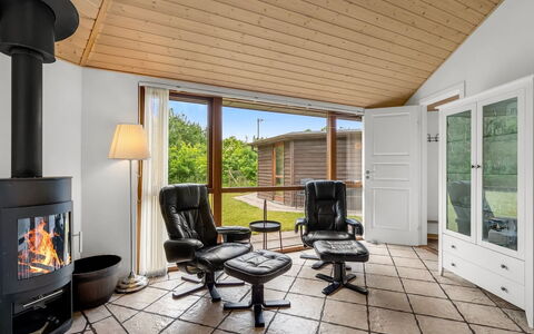 Reiner - 300M to the Fjord: Meubilair, Interieur Ontwerp, Flooring, Verdieping, Hout, Stoel, Plafond, Woonkamer, Bankstel, Houten Vloer