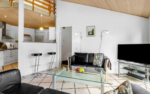 Reiner - 300M to the Fjord: Interieur Ontwerp, Meubilair, Flooring, Plafond, Bankstel, Woonkamer, Verdieping, Kamer, Verlichting, Tafel