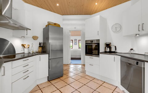 Reiner - 300M to the Fjord: Flooring, Keuken, Verdieping, Interieur Ontwerp, Toestel Van De Keuken, Hout, Plafond, Major Appliance, Cabinetry, Countertop