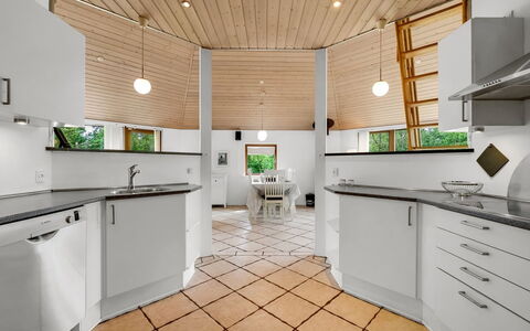 Reiner - 300M to the Fjord: Flooring, Interieur Ontwerp, Keuken, Hout, Plafond, Verdieping, Countertop, Cabinetry, Verlichting, Lichte Inrichting