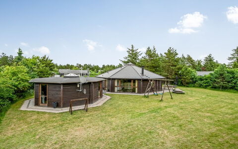 Reiner - 300M to the Fjord: Gras, Hout, Dak, Land Lot, Landelijk Gebied, Huis, Verblijf, Schaduw, Garden Gebouwen, Tuin
