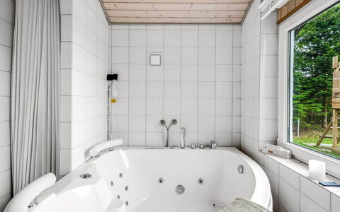 Naumka - 200M to the Fjord: Loodgieterswerkinrichting, Badkamer, Bad, Interieur Ontwerp, Flooring, Hout, Plafond, Verdieping, Loodgieter, Kraan