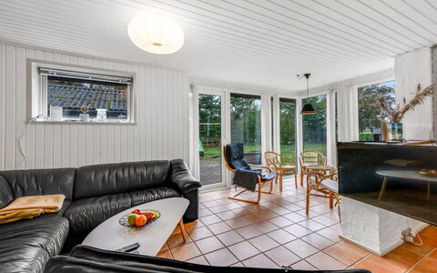 Naumka - 200M to the Fjord: Hout, Plafond, Interieur Ontwerp, Verdieping, Huis, Flooring, Deur, Bankstel, Woonkamer