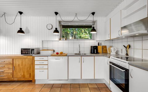 Naumka - 200M to the Fjord: Keuken, Toestel Van De Keuken, Countertop, Major Appliance, Flooring, Hout, Interieur Ontwerp, Wastafel, Gootsteen, Cabinetry