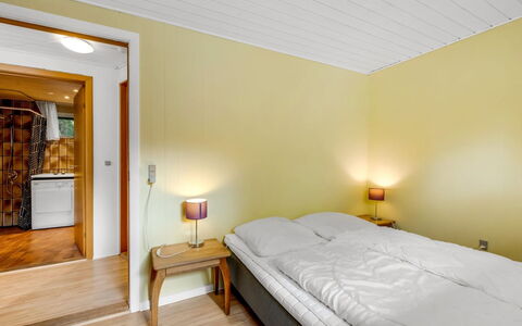 Naumka - 200M to the Fjord: Interieur Ontwerp, Verdieping, Flooring, Bed, Muur, Meubilair, Hout, Slaapkamer, Plafond, Kamer