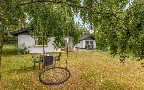 Naumka - 200M to the Fjord: Afdeling, Takje, Gazon, Tuin, Verblijf, Schaduw, Backyard, Werf, Landscaping, Park