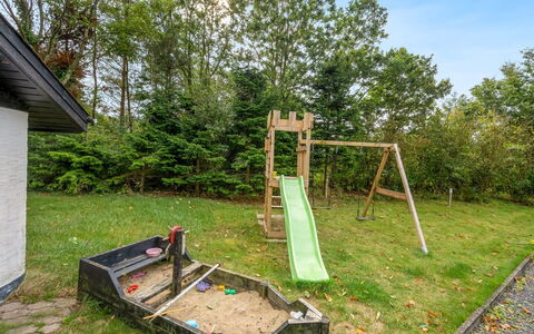 Naumka - 200M to the Fjord: Dia Van De Speelplaats, Speeltoestel, Tuin, Chute, Helling, Backyard, Landscaping, Speelplaats, Park, Gazon
