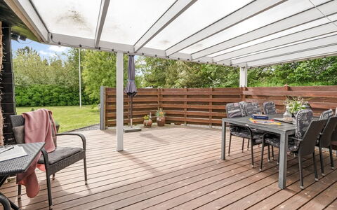 Staffan - 200M to the Fjord: Meubilair, Interieur Ontwerp, Flooring, Hout, Verdieping, Plafond, Houten Vloer, Stoel, Tafel, Verlichting