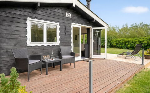 Staffan - 200M to the Fjord: Meubilair, Interieur Ontwerp, Flooring, Hout, Verdieping, Plafond, Houten Vloer, Stoel, Tafel, Verlichting