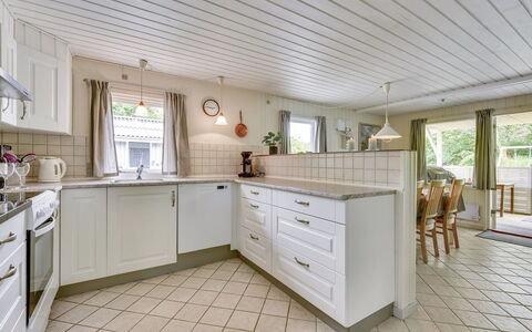 Elizabeth - 400M to the Fjord: Flooring, Hout, Verdieping, Plafond, Interieur Ontwerp, Cabinetry, Keuken, Huis, Countertop, Meubilair