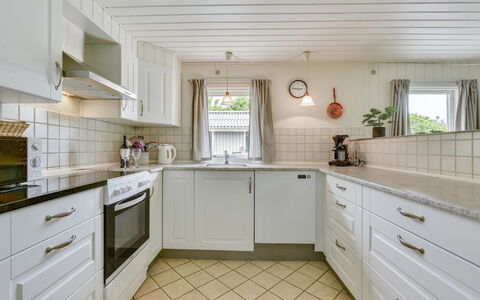Elizabeth - 400M to the Fjord: Flooring, Keuken, Verdieping, Interieur Ontwerp, Cabinetry, Countertop, Plafond, Huis, Toestel Van De Keuken, Tegel