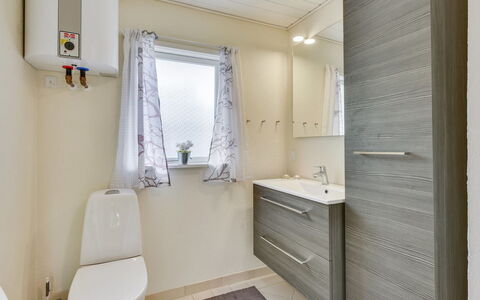 Elizabeth - 400M to the Fjord: Loodgieterswerkinrichting, Flooring, Verdieping, Interieur Ontwerp, Badkamerkast, Badkamer, Wastafel, Wastafel In De Badkamer, Toilet, Loodgieter