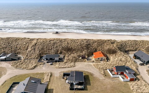 Jorie - 100M from the Sea: Gras, Huis, Dak, Huis, Verblijf, Struik, Land Lot, Landelijk Gebied, Boerderij, Groundcover