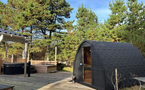Toimi - 500M to the Fjord: Meubilair, Interieur Ontwerp, Flooring, Hout, Verdieping, Plafond, Houten Vloer, Stoel, Tafel, Verlichting