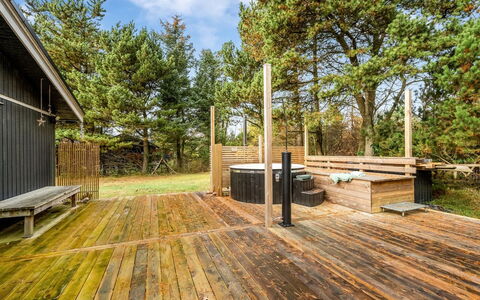 Toimi - 500M to the Fjord: Meubilair, Interieur Ontwerp, Flooring, Hout, Verdieping, Plafond, Houten Vloer, Stoel, Tafel, Verlichting