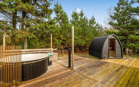 Toimi - 500M to the Fjord: Meubilair, Interieur Ontwerp, Flooring, Hout, Verdieping, Plafond, Houten Vloer, Stoel, Tafel, Verlichting