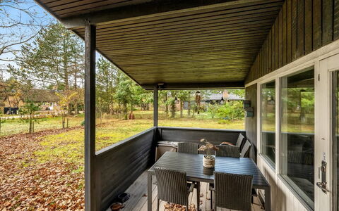 Toimi - 500M to the Fjord: Meubilair, Interieur Ontwerp, Flooring, Hout, Verdieping, Plafond, Houten Vloer, Stoel, Tafel, Verlichting