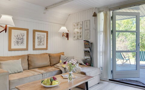 Amelia - 250M to the Fjord: Meubilair, Interieur Ontwerp, Flooring, Hout, Verdieping, Plafond, Houten Vloer, Stoel, Tafel, Verlichting