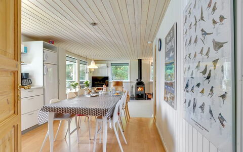 Ulrike - 600M to the Fjord: Meubilair, Interieur Ontwerp, Flooring, Hout, Verdieping, Plafond, Houten Vloer, Stoel, Tafel, Verlichting