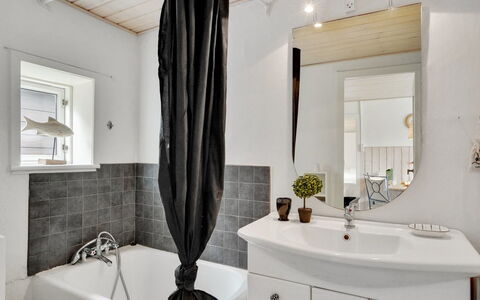 Fransiska - from the Sea: Interieur Ontwerp, Muur, Loodgieterswerkinrichting, Flooring, Badkamer, Verdieping, Kraan, Plafond, Wastafel, Kamer