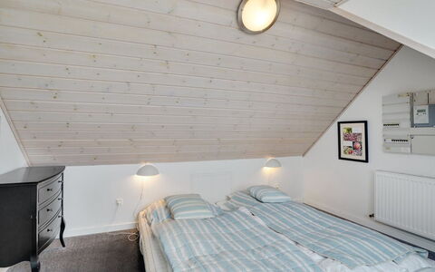 Fransiska - from the Sea: Slaapkamer, Hout, Plafond, Interieur Ontwerp, Bed, Flooring, Verdieping, Laken, Bedding, Linens