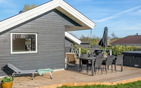 Joannes - 200M from the Sea: Meubilair, Interieur Ontwerp, Flooring, Hout, Verdieping, Plafond, Houten Vloer, Stoel, Tafel, Verlichting