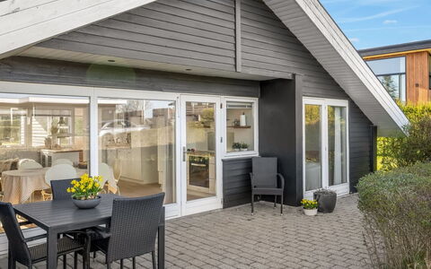 Joannes - 200M from the Sea: Meubilair, Interieur Ontwerp, Flooring, Hout, Verdieping, Plafond, Houten Vloer, Stoel, Tafel, Verlichting