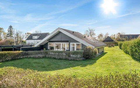 Joannes - 200M from the Sea: Meubilair, Interieur Ontwerp, Flooring, Hout, Verdieping, Plafond, Houten Vloer, Stoel, Tafel, Verlichting