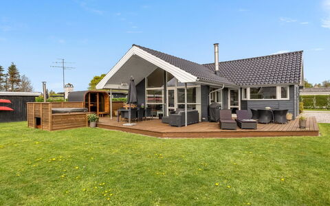 Nine - 200M from the Sea: Dak, Huis, Huis, Verblijf, Siding, Landgoed, Oprit, Garden Gebouwen, Werf, Schuur