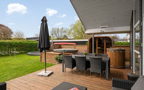 Nine - 200M from the Sea: Dak, Huis, Huis, Verblijf, Siding, Landgoed, Oprit, Garden Gebouwen, Werf, Schuur