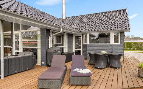 Nine - 200M from the Sea: Dak, Huis, Huis, Verblijf, Siding, Landgoed, Oprit, Garden Gebouwen, Werf, Schuur
