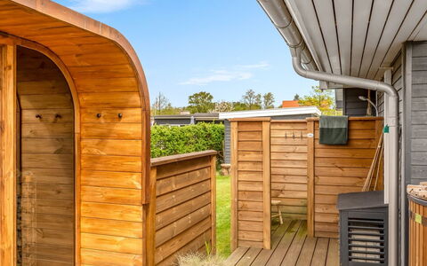 Nine - 200M from the Sea: Dak, Huis, Huis, Verblijf, Siding, Landgoed, Oprit, Garden Gebouwen, Werf, Schuur