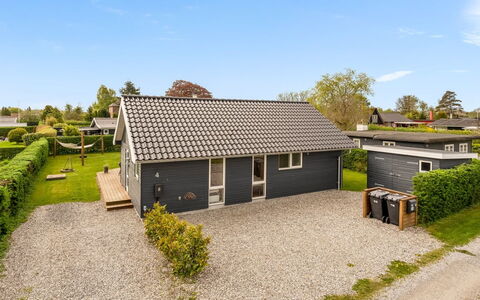 Nine - 200M from the Sea: Dak, Huis, Huis, Verblijf, Siding, Landgoed, Oprit, Garden Gebouwen, Werf, Schuur