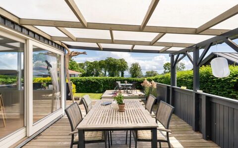 Giselle - 150M from the Sea: Meubilair, Interieur Ontwerp, Flooring, Hout, Verdieping, Plafond, Houten Vloer, Stoel, Tafel, Verlichting