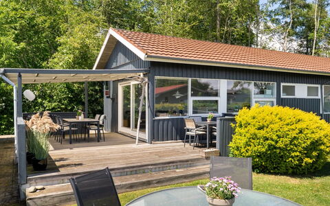 Giselle - 150M from the Sea: Meubilair, Interieur Ontwerp, Flooring, Hout, Verdieping, Plafond, Houten Vloer, Stoel, Tafel, Verlichting