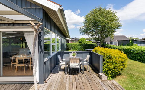 Giselle - 150M from the Sea: Meubilair, Interieur Ontwerp, Flooring, Hout, Verdieping, Plafond, Houten Vloer, Stoel, Tafel, Verlichting