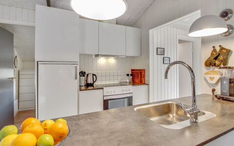 Hariette: Keuken, Countertop, Interieur Ontwerp, Flooring, Toestel Van De Keuken, Verdieping, Plafond, Wastafel, Loodgieterswerkinrichting, Hout