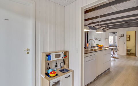 Hariette: Hout, Flooring, Interieur Ontwerp, Plafond, Verdieping, Keuken, Countertop, Major Appliance, Meubilair, Kamer