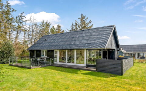 Aleida - 100M to the Fjord: Meubilair, Interieur Ontwerp, Flooring, Hout, Verdieping, Plafond, Houten Vloer, Stoel, Tafel, Verlichting