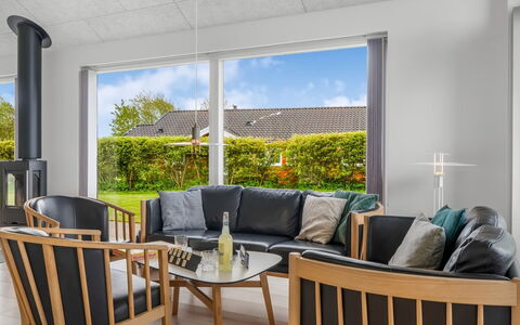 Elso - 600M to the Fjord: Meubilair, Interieur Ontwerp, Flooring, Verdieping, Hout, Stoel, Bankstel, Tafel, Woonkamer, Huis