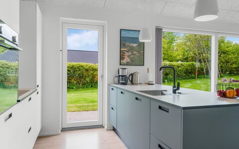 Elso - 600M to the Fjord: Keuken, Countertop, Interieur Ontwerp, Flooring, Loodgieterswerkinrichting, Meubilair, Huis, Toestel Van De Keuken, Kraan, Cabinetry