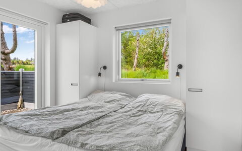 Elso - 600M to the Fjord: Hout, Slaapkamer, Bed, Plafond, Interieur Ontwerp, Huis, Laken, Bedding, Bed Frame, Kamer