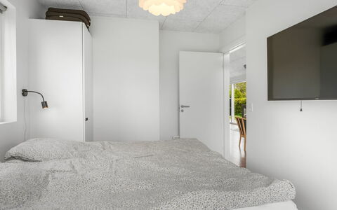Elso - 600M to the Fjord: Interieur Ontwerp, Muur, Flooring, Slaapkamer, Verdieping, Plafond, Hout, Meubilair, Bed, Lichte Inrichting