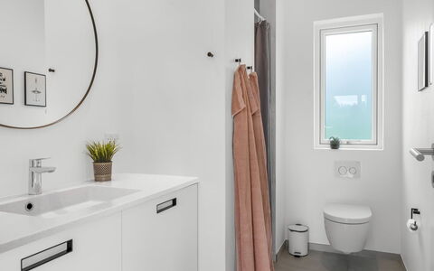 Elso - 600M to the Fjord: Interieur Ontwerp, Muur, Loodgieterswerkinrichting, Flooring, Verdieping, Badkamer, Badkamerkast, Wastafel, Wastafel In De Badkamer, Loodgieter